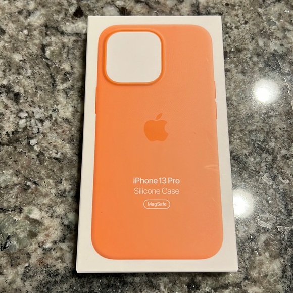 Apple iPhone 13 Pro MagSafe Silicone Case Marigold